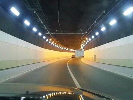 上海长江路隧道巧用导光管消除隧道“黑洞现象”
