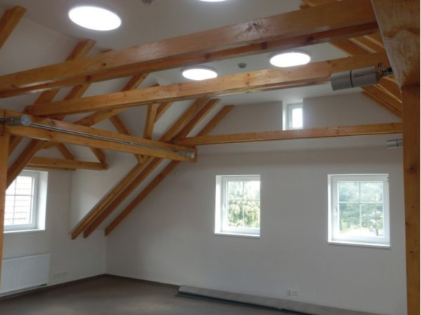 自然光才是建筑空间艺术的完美表达——Zvole多功能建筑